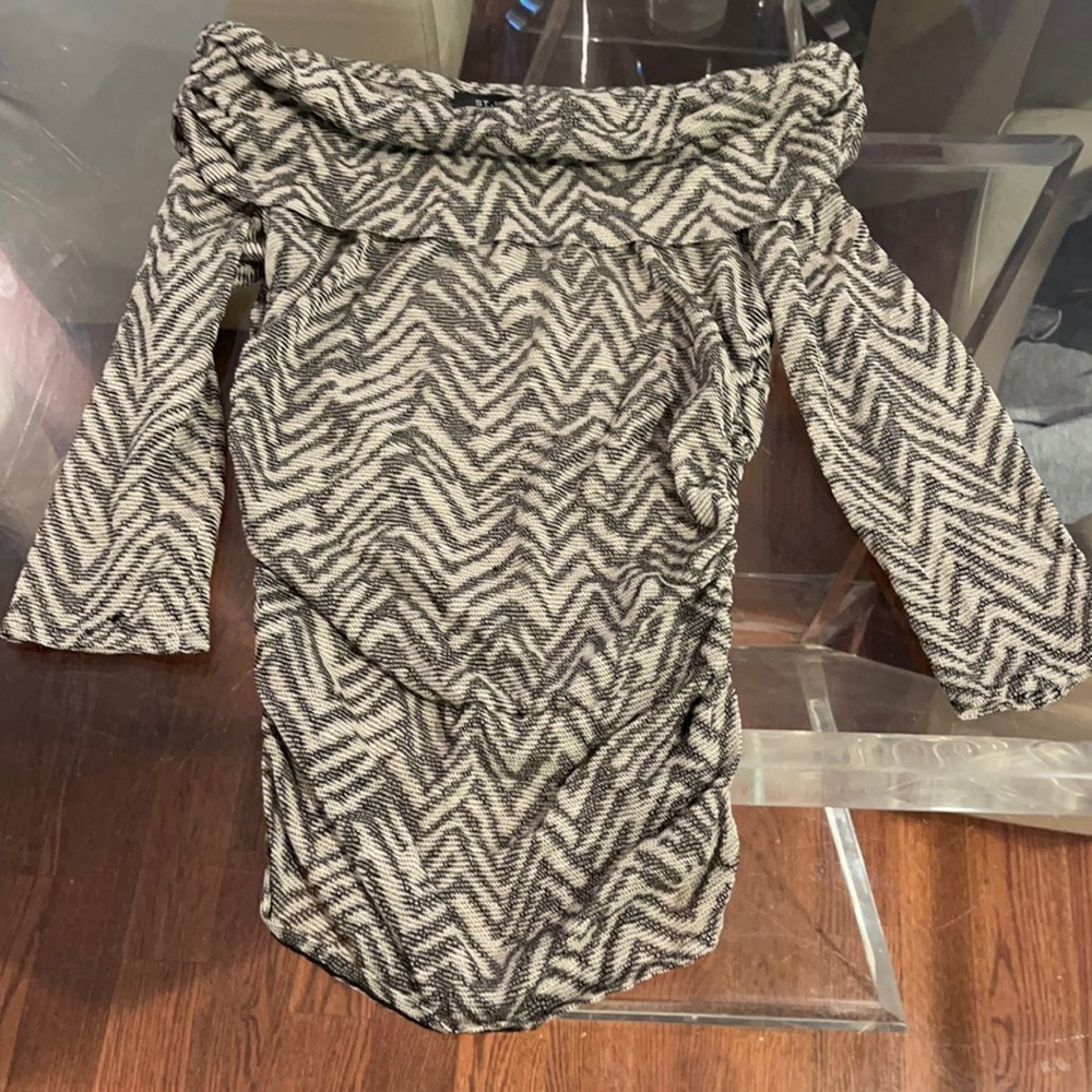 St John Small off shoulder gray white blouse